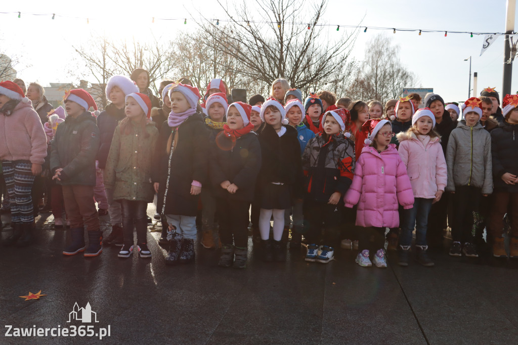 Fotorelacja: Wspólne kolędowanie uczniów i przedszkolaków w Zawierciu