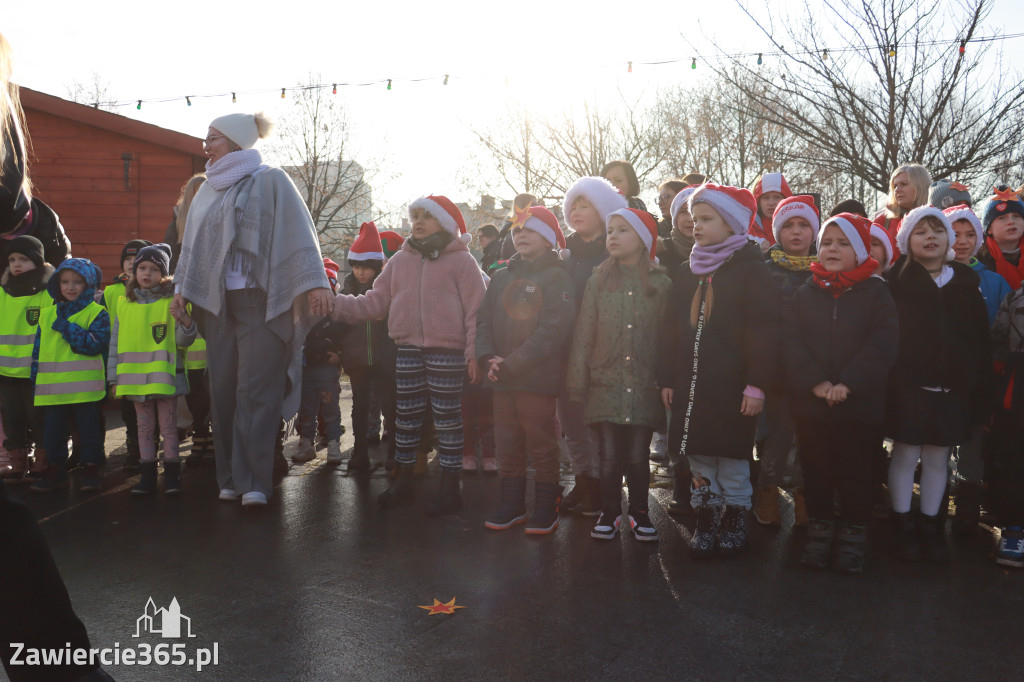 Fotorelacja: Wspólne kolędowanie uczniów i przedszkolaków w Zawierciu