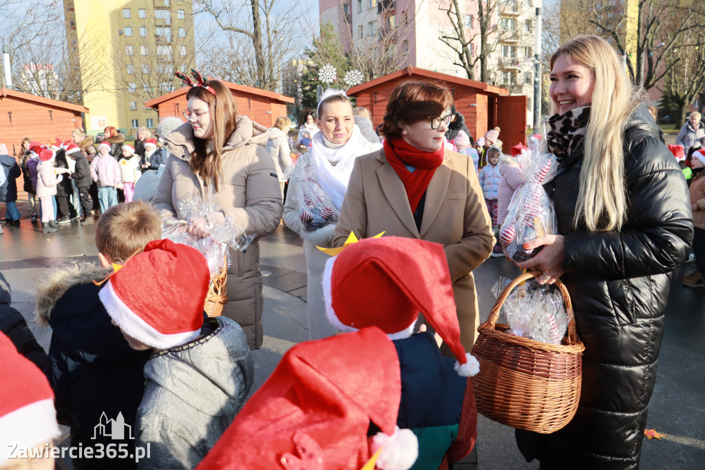 Fotorelacja: Wspólne kolędowanie uczniów i przedszkolaków w Zawierciu
