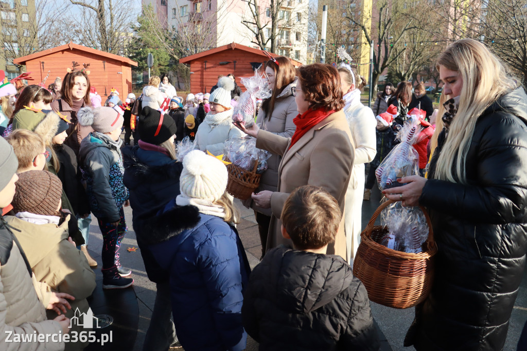 Fotorelacja: Wspólne kolędowanie uczniów i przedszkolaków w Zawierciu