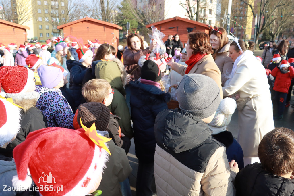 Fotorelacja: Wspólne kolędowanie uczniów i przedszkolaków w Zawierciu