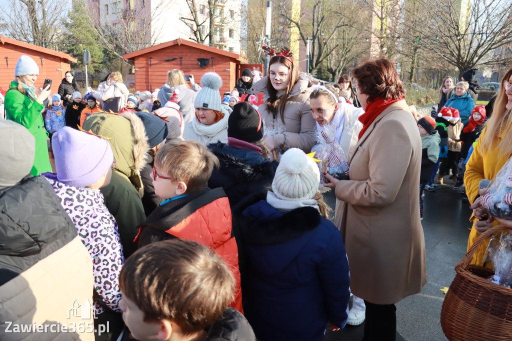 Fotorelacja: Wspólne kolędowanie uczniów i przedszkolaków w Zawierciu
