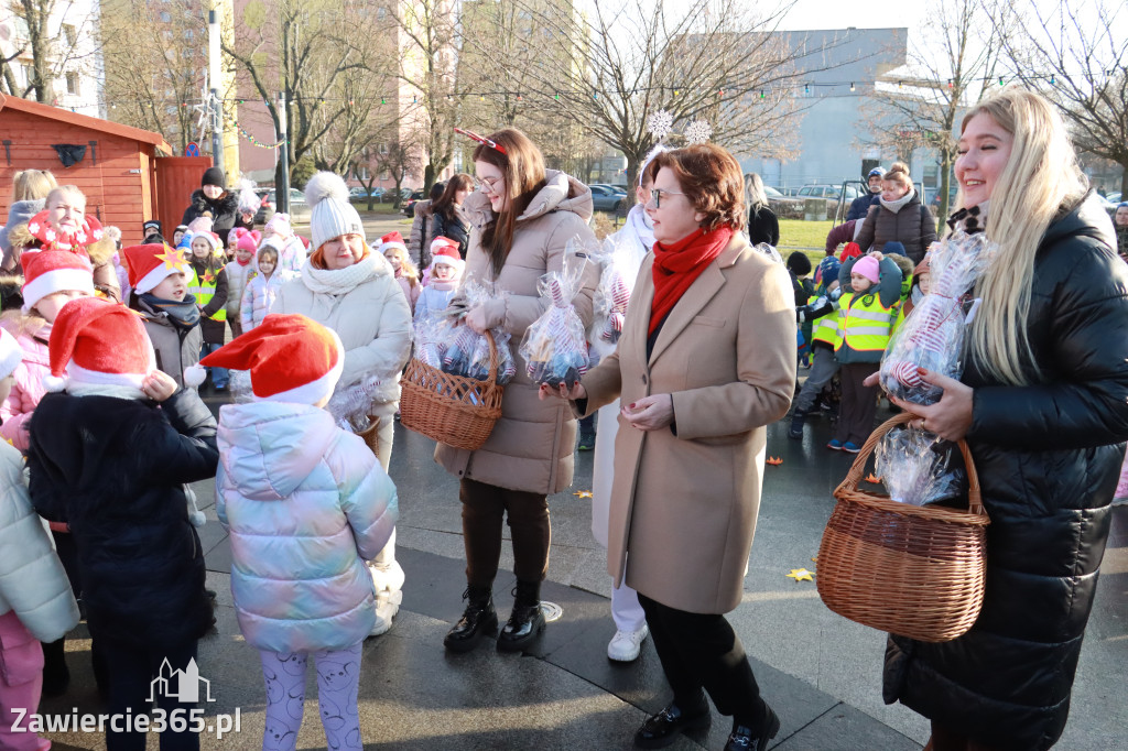 Fotorelacja: Wspólne kolędowanie uczniów i przedszkolaków w Zawierciu