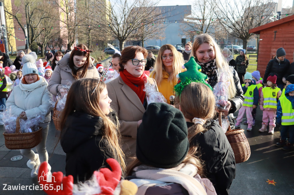 Fotorelacja: Wspólne kolędowanie uczniów i przedszkolaków w Zawierciu