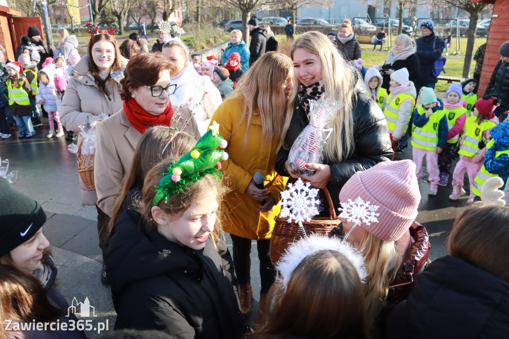 Fotorelacja: Wspólne kolędowanie uczniów i przedszkolaków w Zawierciu