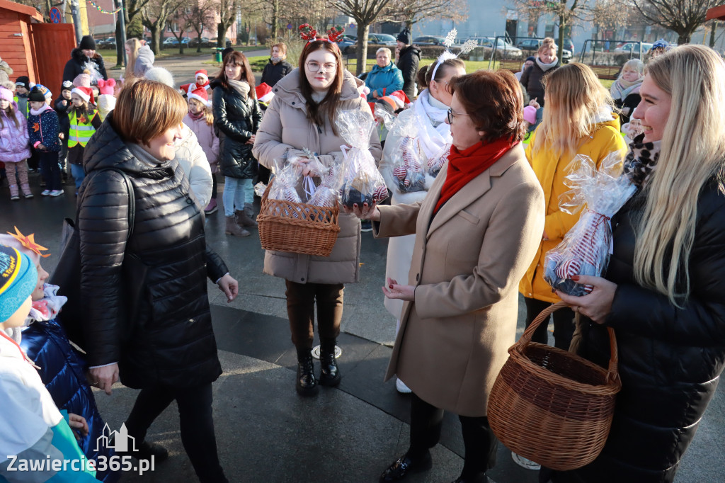 Fotorelacja: Wspólne kolędowanie uczniów i przedszkolaków w Zawierciu