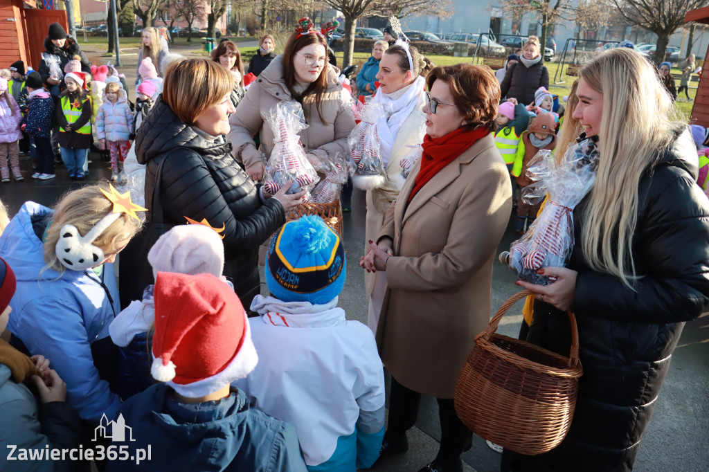 Fotorelacja: Wspólne kolędowanie uczniów i przedszkolaków w Zawierciu