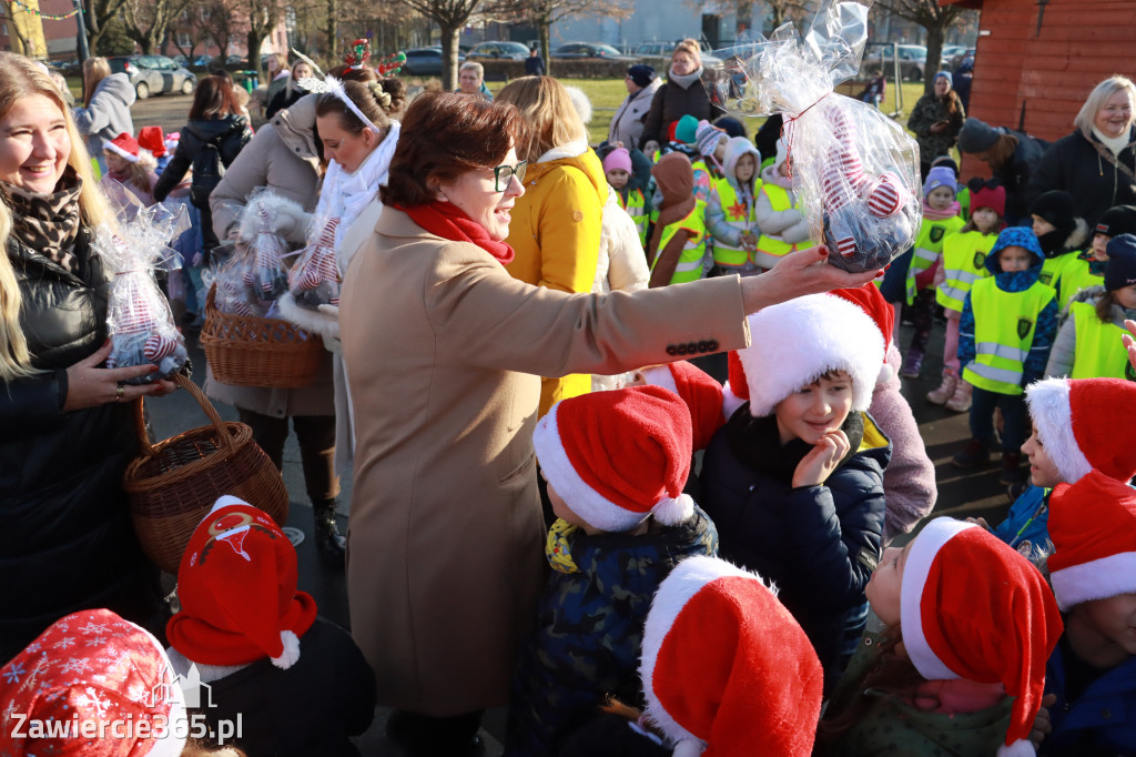 Fotorelacja: Wspólne kolędowanie uczniów i przedszkolaków w Zawierciu