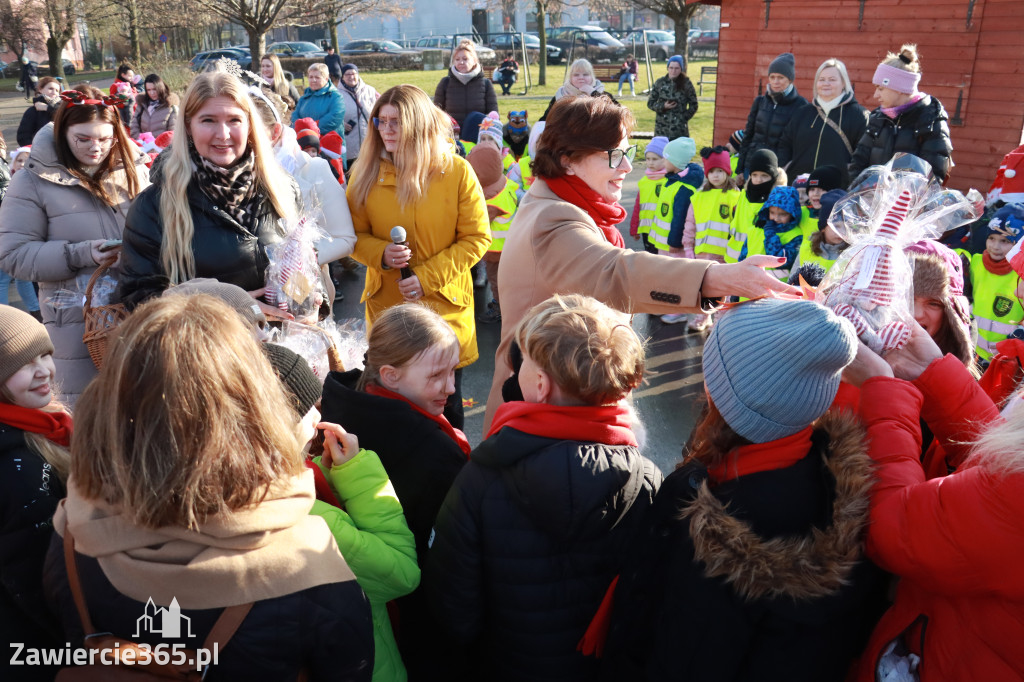 Fotorelacja: Wspólne kolędowanie uczniów i przedszkolaków w Zawierciu