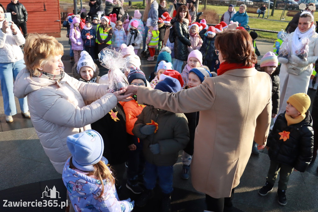 Fotorelacja: Wspólne kolędowanie uczniów i przedszkolaków w Zawierciu
