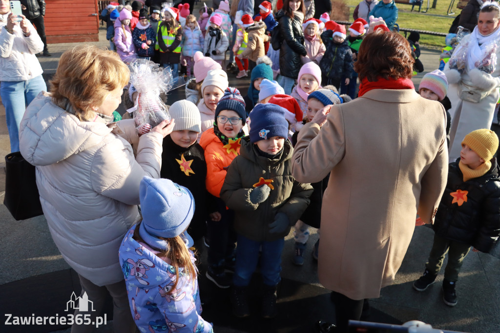 Fotorelacja: Wspólne kolędowanie uczniów i przedszkolaków w Zawierciu
