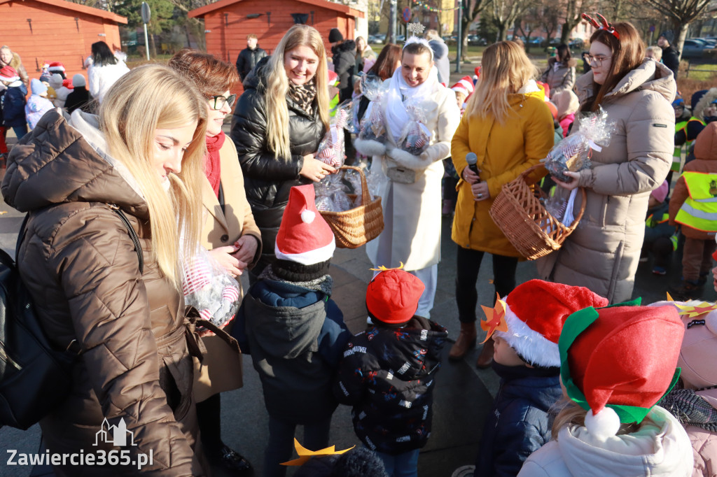 Fotorelacja: Wspólne kolędowanie uczniów i przedszkolaków w Zawierciu