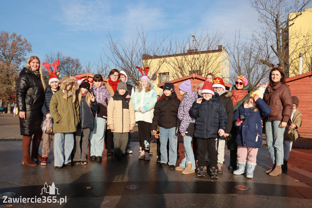 Fotorelacja: Wspólne kolędowanie uczniów i przedszkolaków w Zawierciu