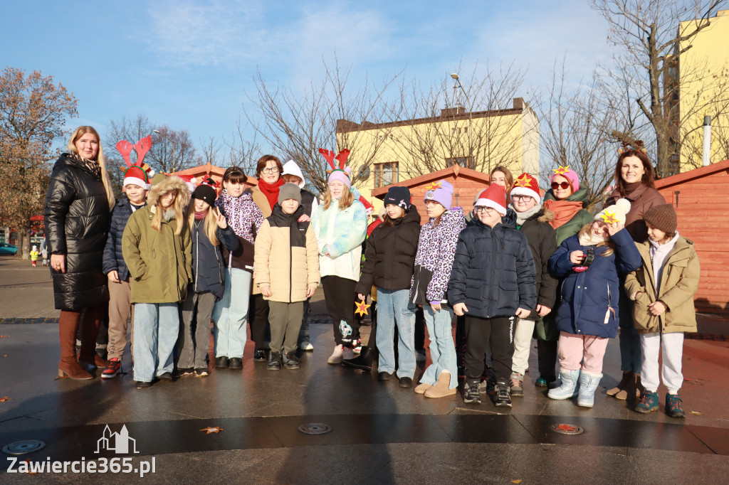 Fotorelacja: Wspólne kolędowanie uczniów i przedszkolaków w Zawierciu