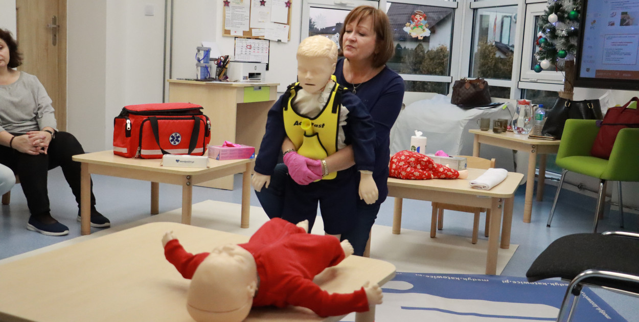 Fotorelacja: Szkolenie z pierwszej pomocy dla kadry Żłobka Miejskiego w Łazach