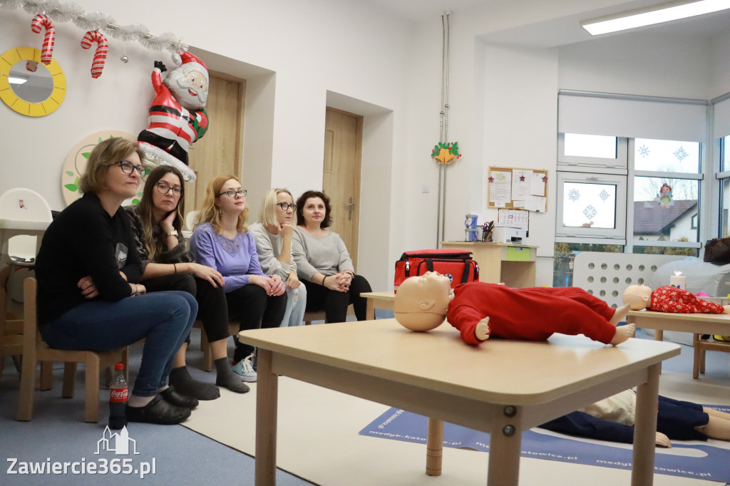 Fotorelacja: Szkolenie z pierwszej pomocy dla kadry Żłobka Miejskiego w Łazach