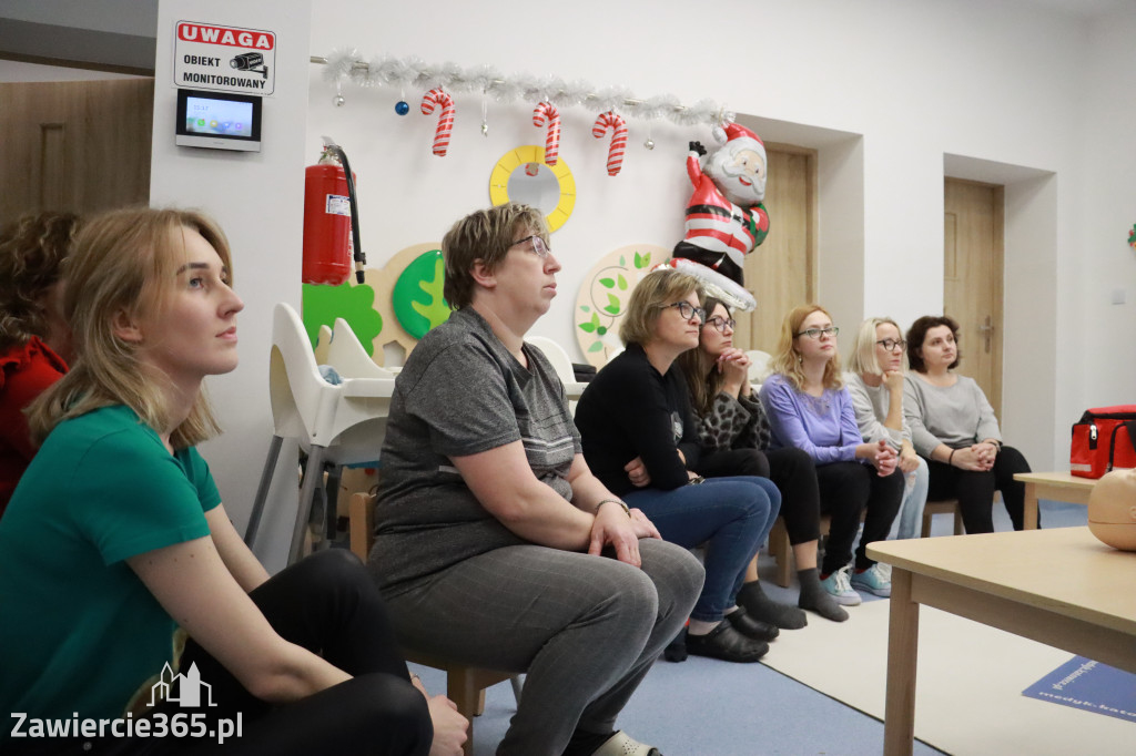 Fotorelacja: Szkolenie z pierwszej pomocy dla kadry Żłobka Miejskiego w Łazach