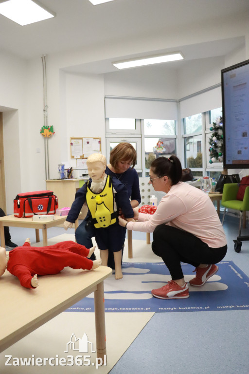 Fotorelacja: Szkolenie z pierwszej pomocy dla kadry Żłobka Miejskiego w Łazach