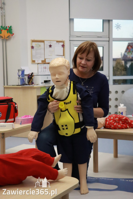 Fotorelacja: Szkolenie z pierwszej pomocy dla kadry Żłobka Miejskiego w Łazach
