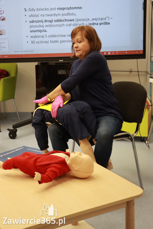 Fotorelacja: Szkolenie z pierwszej pomocy dla kadry Żłobka Miejskiego w Łazach