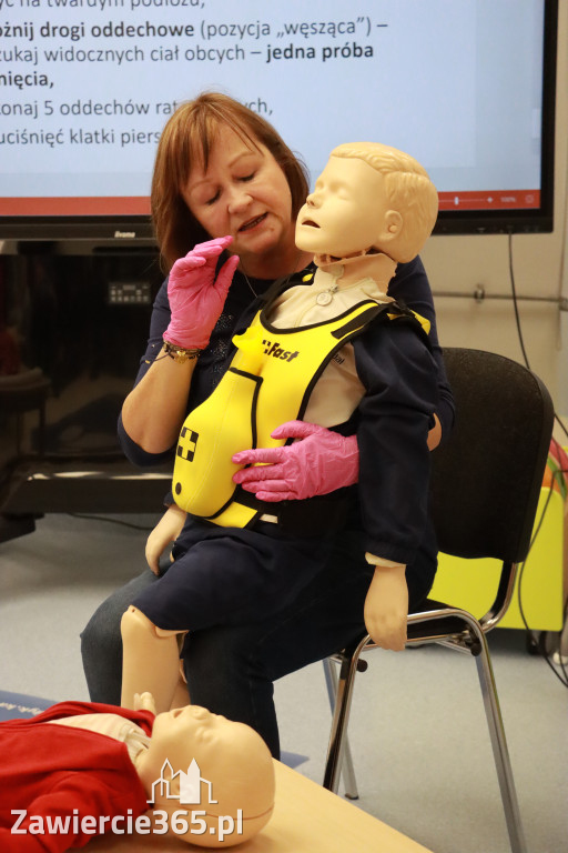 Fotorelacja: Szkolenie z pierwszej pomocy dla kadry Żłobka Miejskiego w Łazach