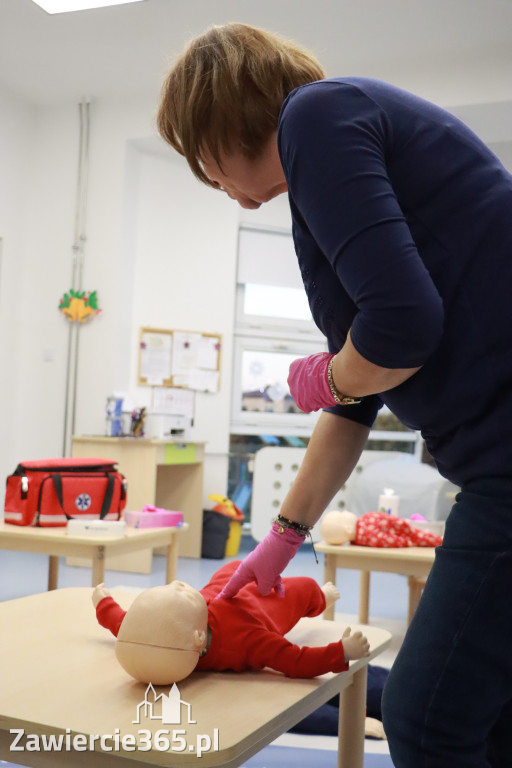 Fotorelacja: Szkolenie z pierwszej pomocy dla kadry Żłobka Miejskiego w Łazach