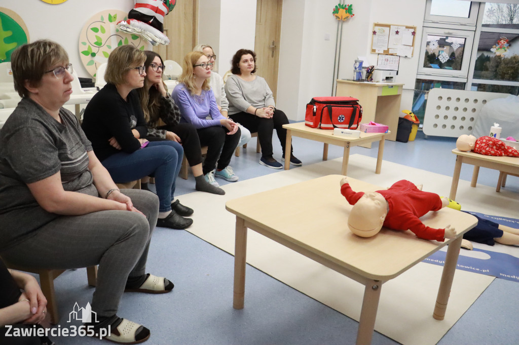 Fotorelacja: Szkolenie z pierwszej pomocy dla kadry Żłobka Miejskiego w Łazach