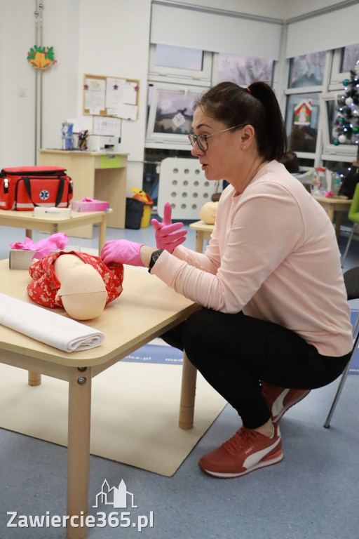 Fotorelacja: Szkolenie z pierwszej pomocy dla kadry Żłobka Miejskiego w Łazach
