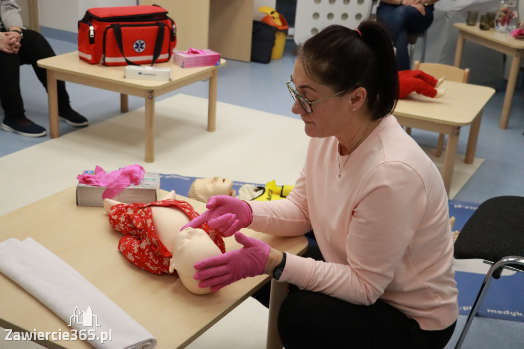 Fotorelacja: Szkolenie z pierwszej pomocy dla kadry Żłobka Miejskiego w Łazach