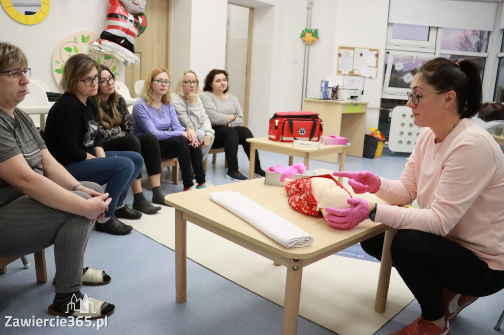 Fotorelacja: Szkolenie z pierwszej pomocy dla kadry Żłobka Miejskiego w Łazach