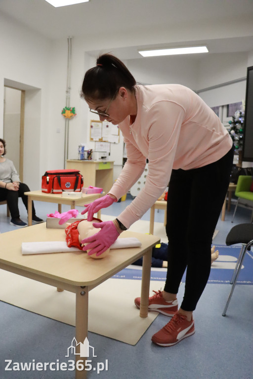 Fotorelacja: Szkolenie z pierwszej pomocy dla kadry Żłobka Miejskiego w Łazach