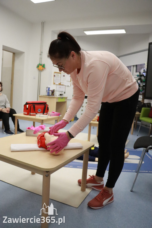 Fotorelacja: Szkolenie z pierwszej pomocy dla kadry Żłobka Miejskiego w Łazach