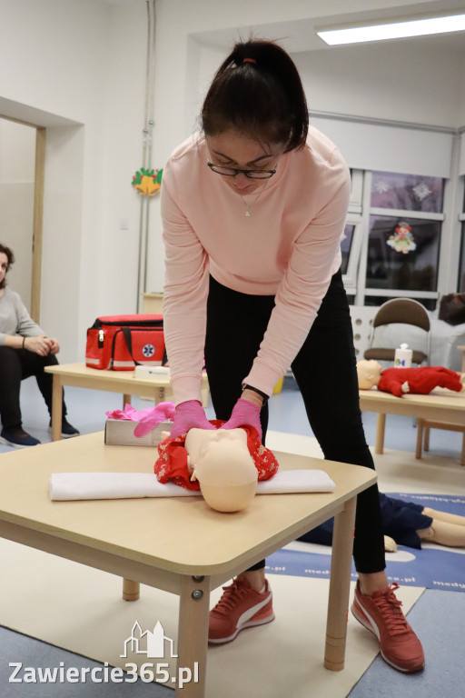 Fotorelacja: Szkolenie z pierwszej pomocy dla kadry Żłobka Miejskiego w Łazach