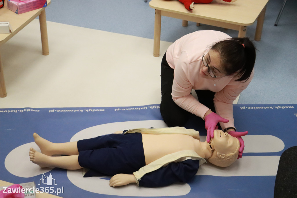 Fotorelacja: Szkolenie z pierwszej pomocy dla kadry Żłobka Miejskiego w Łazach