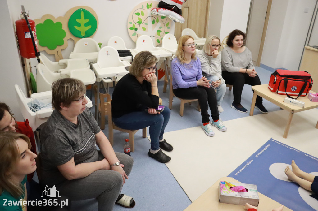 Fotorelacja: Szkolenie z pierwszej pomocy dla kadry Żłobka Miejskiego w Łazach
