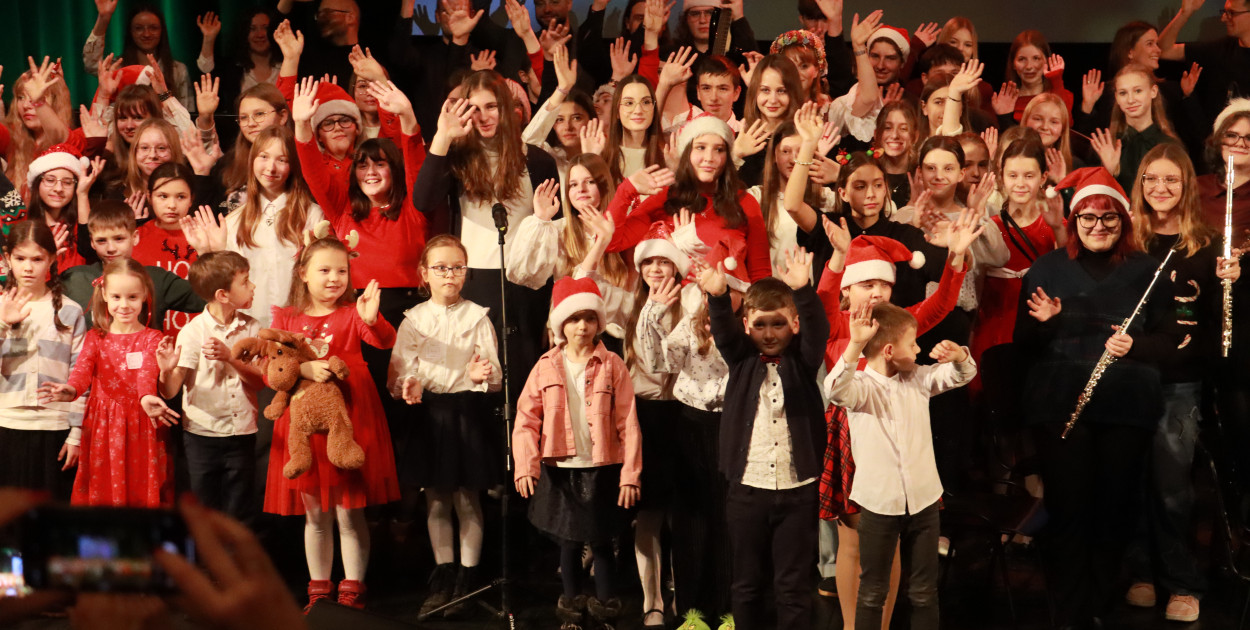 Fotorelacja: Koncert Świąteczny Szkoły Muzycznej i SP3 w MOK Zawiercie