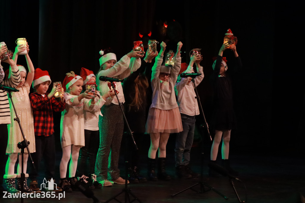 Fotorelacja: Koncert Świąteczny Szkoły Muzycznej i SP3 w MOK Zawiercie