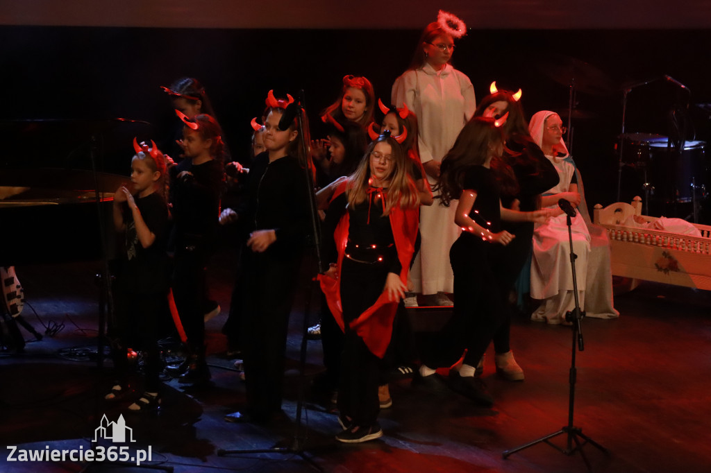 Fotorelacja: Koncert Świąteczny Szkoły Muzycznej i SP3 w MOK Zawiercie