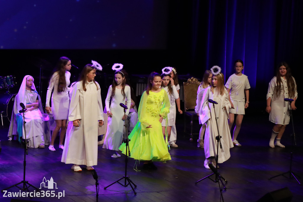Fotorelacja: Koncert Świąteczny Szkoły Muzycznej i SP3 w MOK Zawiercie