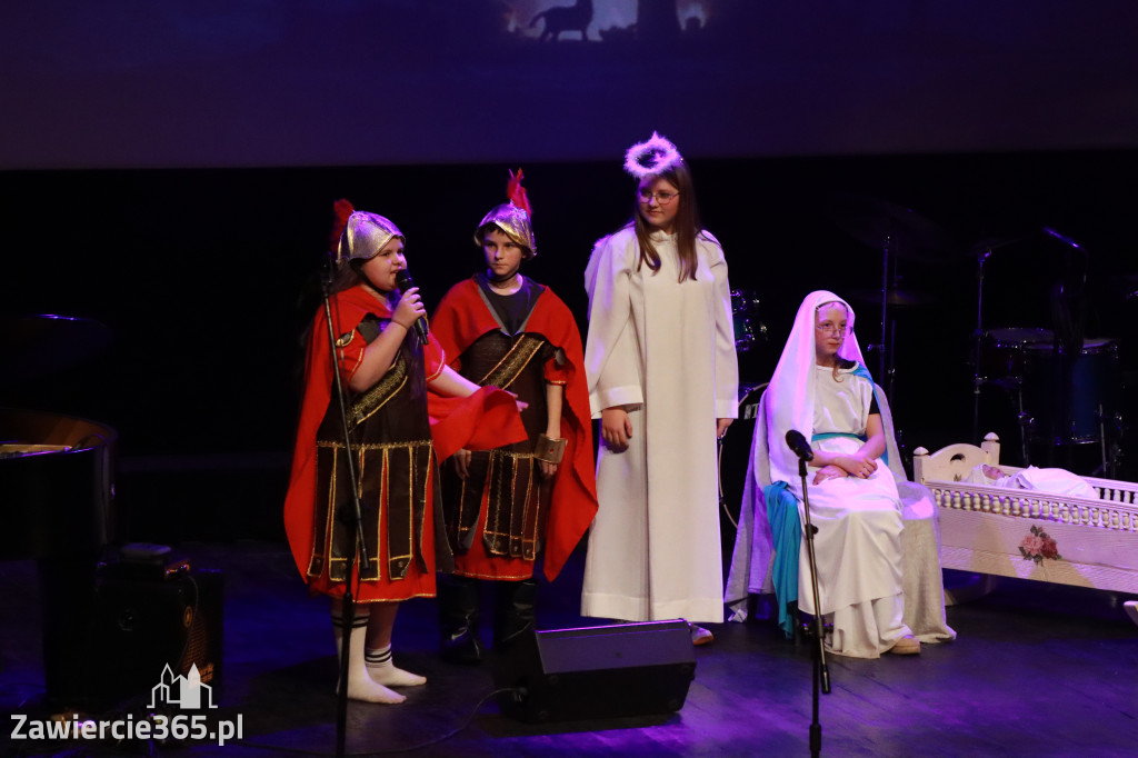 Fotorelacja: Koncert Świąteczny Szkoły Muzycznej i SP3 w MOK Zawiercie
