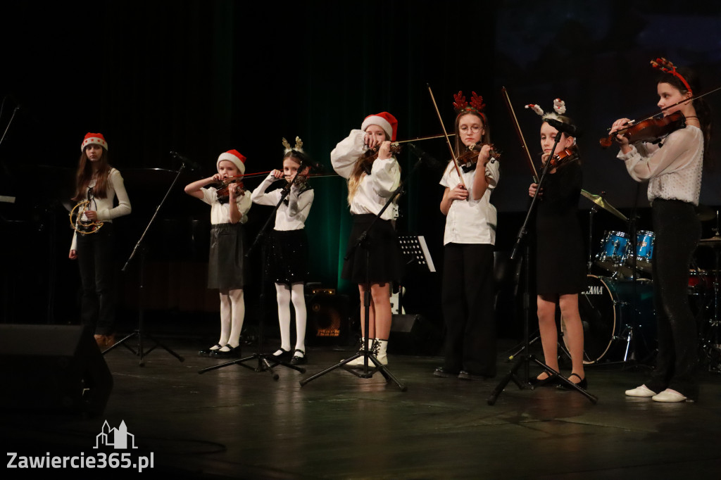 Fotorelacja: Koncert Świąteczny Szkoły Muzycznej i SP3 w MOK Zawiercie