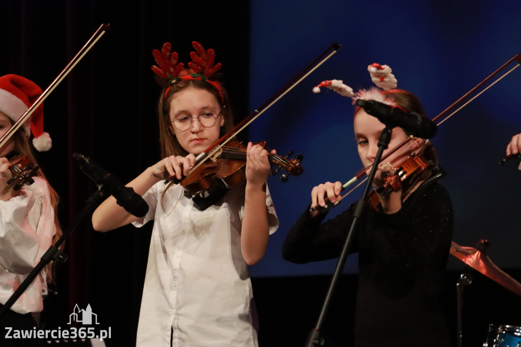 Fotorelacja: Koncert Świąteczny Szkoły Muzycznej i SP3 w MOK Zawiercie