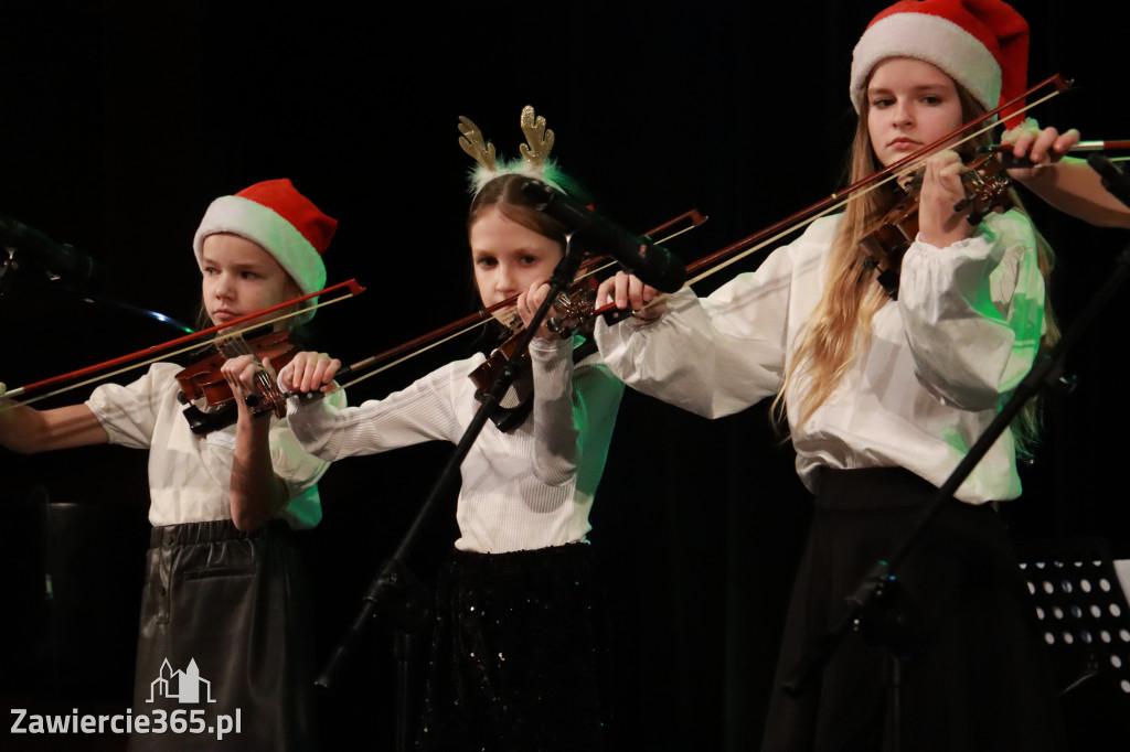 Fotorelacja: Koncert Świąteczny Szkoły Muzycznej i SP3 w MOK Zawiercie