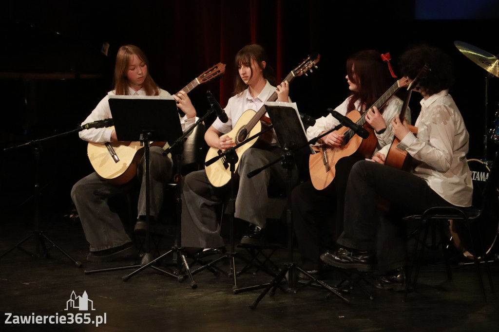 Fotorelacja: Koncert Świąteczny Szkoły Muzycznej i SP3 w MOK Zawiercie