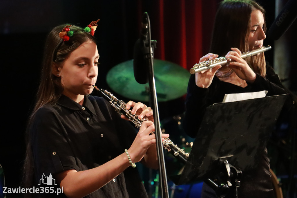 Fotorelacja: Koncert Świąteczny Szkoły Muzycznej i SP3 w MOK Zawiercie