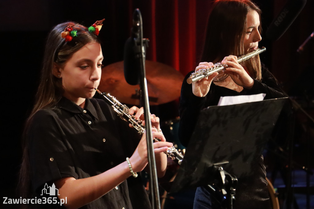 Fotorelacja: Koncert Świąteczny Szkoły Muzycznej i SP3 w MOK Zawiercie