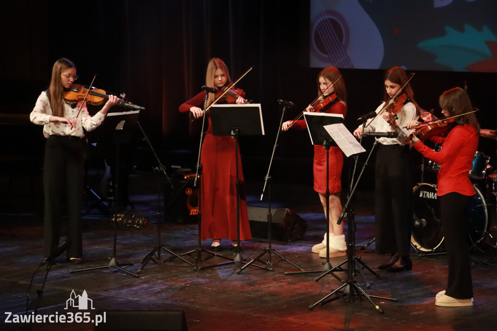 Fotorelacja: Koncert Świąteczny Szkoły Muzycznej i SP3 w MOK Zawiercie