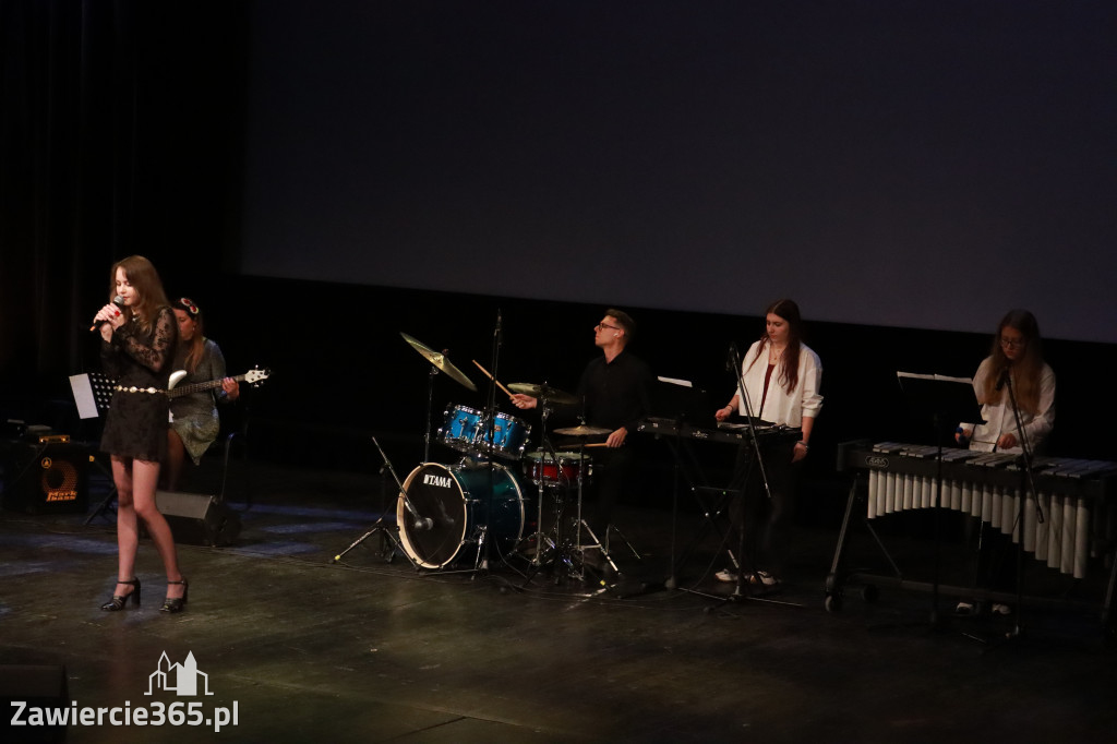 Fotorelacja: Koncert Świąteczny Szkoły Muzycznej i SP3 w MOK Zawiercie