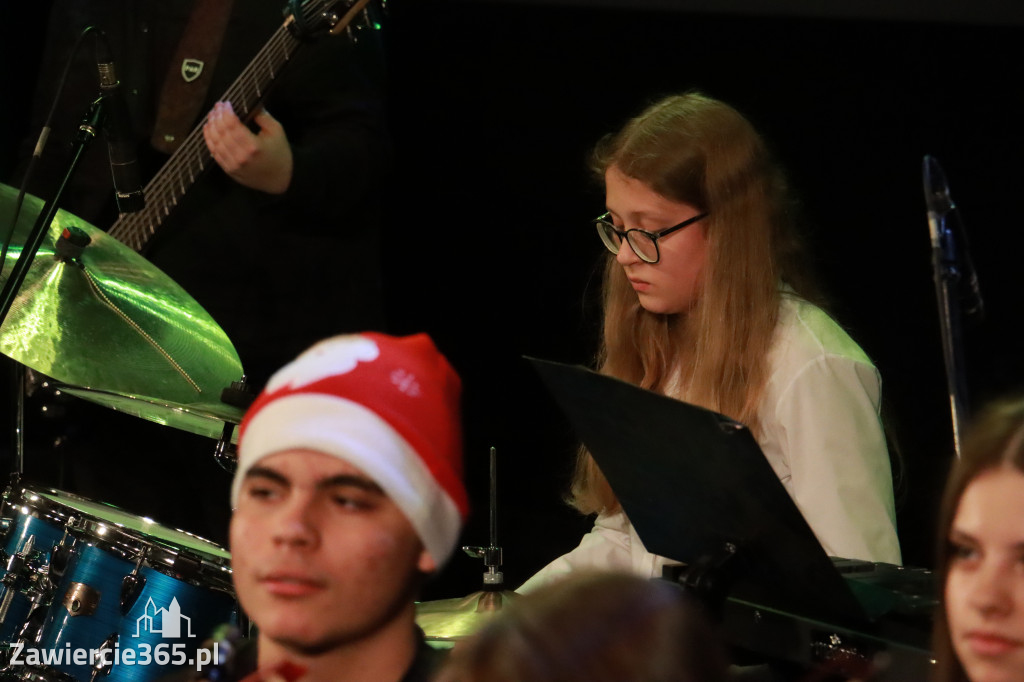 Fotorelacja: Koncert Świąteczny Szkoły Muzycznej i SP3 w MOK Zawiercie