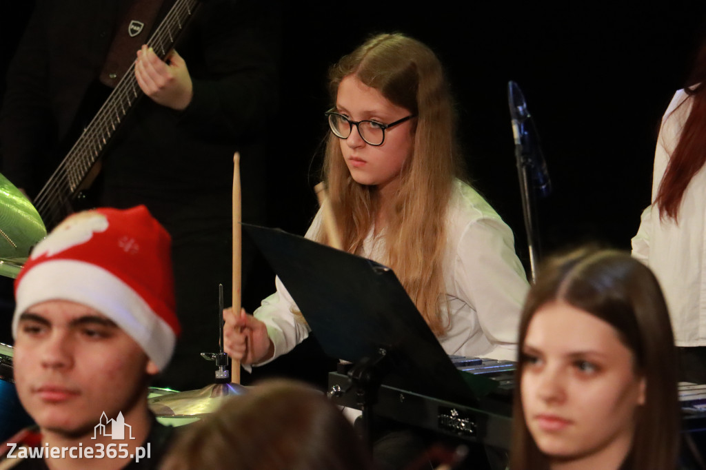 Fotorelacja: Koncert Świąteczny Szkoły Muzycznej i SP3 w MOK Zawiercie